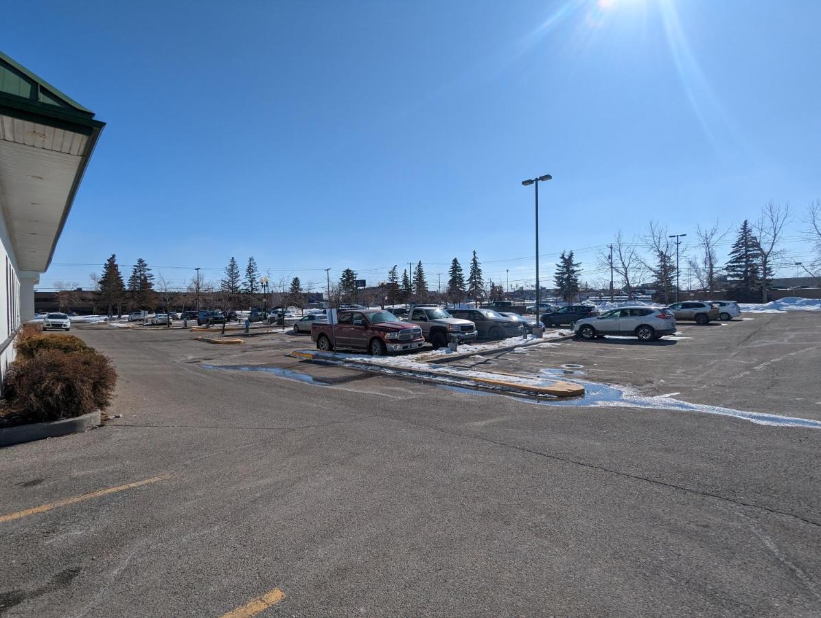 Riviera Plaza&Conference Centre Calgary Airport Hotel Exterior foto